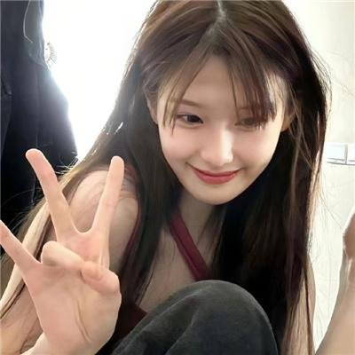 给小酒馆女子喝高杯酒